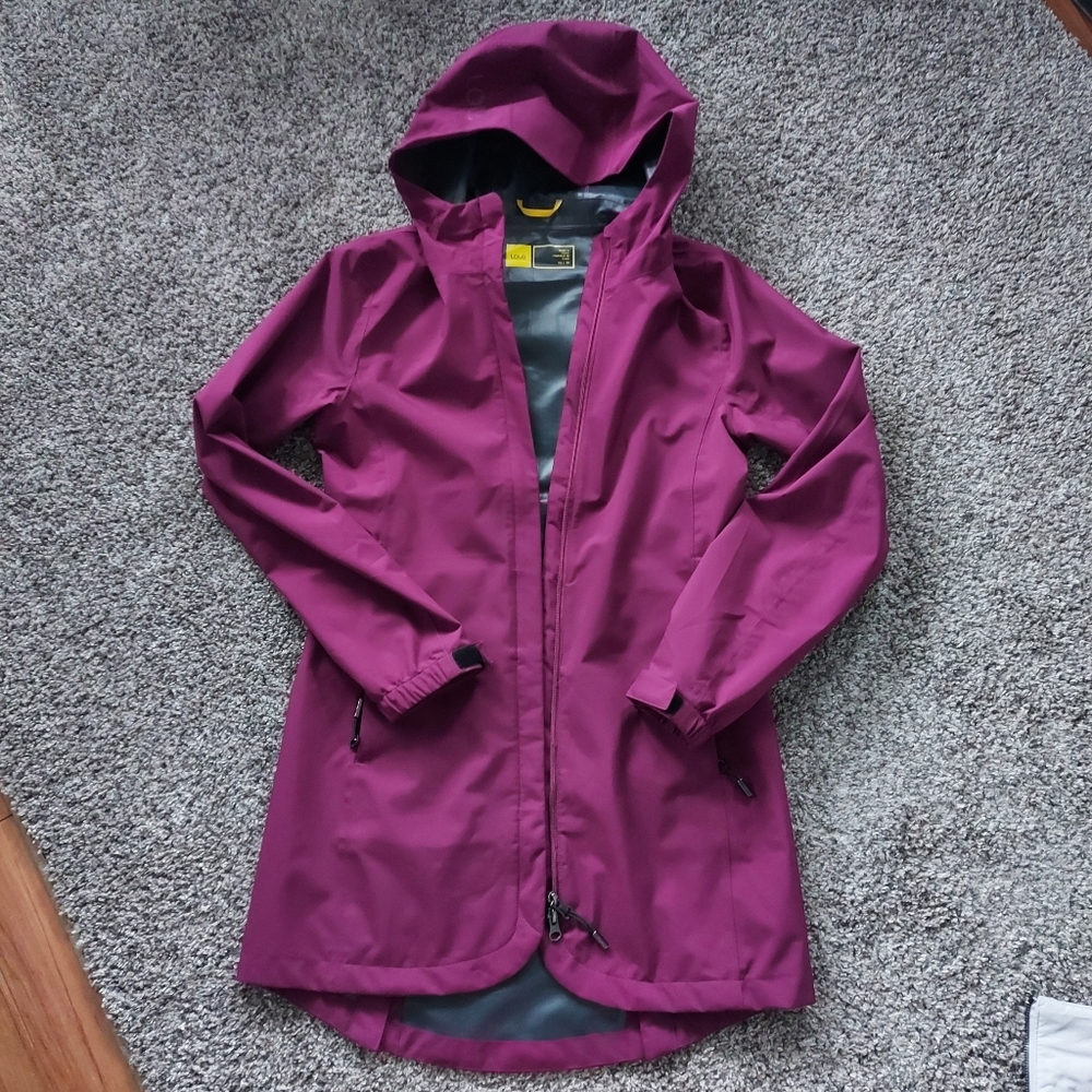 Lole piper rain jacket in brand new condition. BNWOT. Deep purple colour. XS